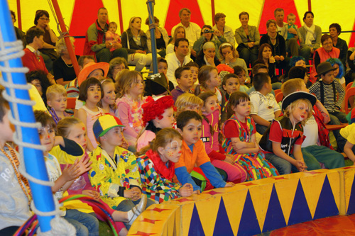 Een van de meest spraakmakende variété acts,
 kinderprogramma's,
 dierenacts,
 clowns,
 shows en nog veel meer. Volledig aangepast aan uw wensen en locatie. 